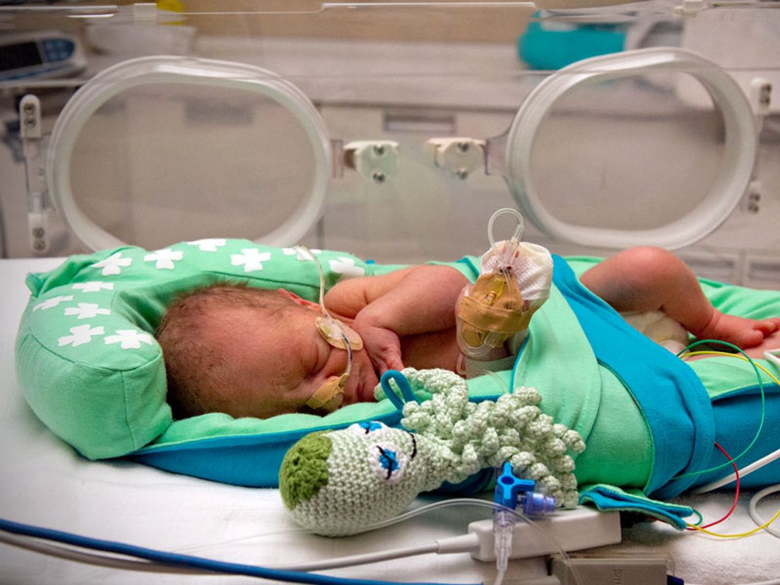 Een pasgeboren baby in het ziekenhuis
