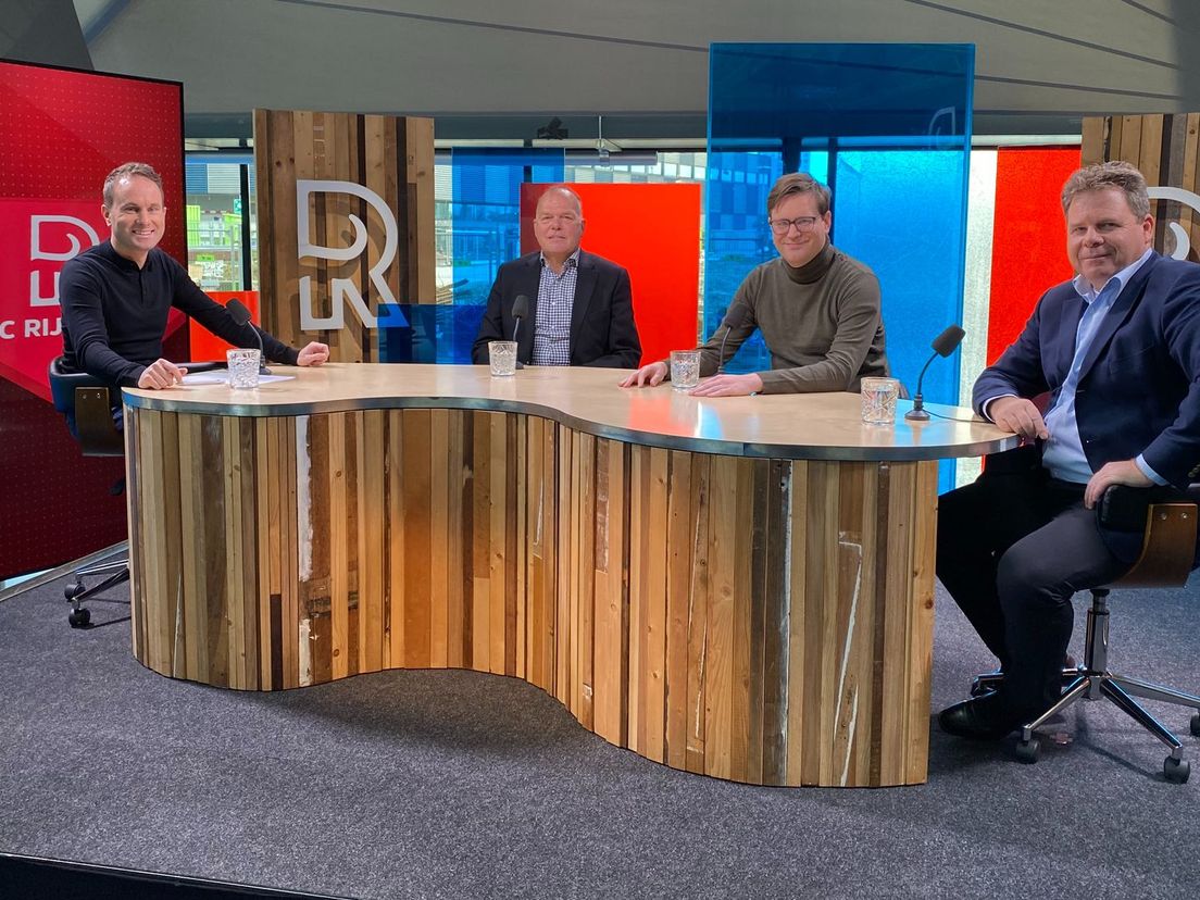 De mannen aan tafel in FC Rijnmond van links naar rechts: Bart Nolles, Henk van Stee, Dennis van Eersel en Harry van der Laan