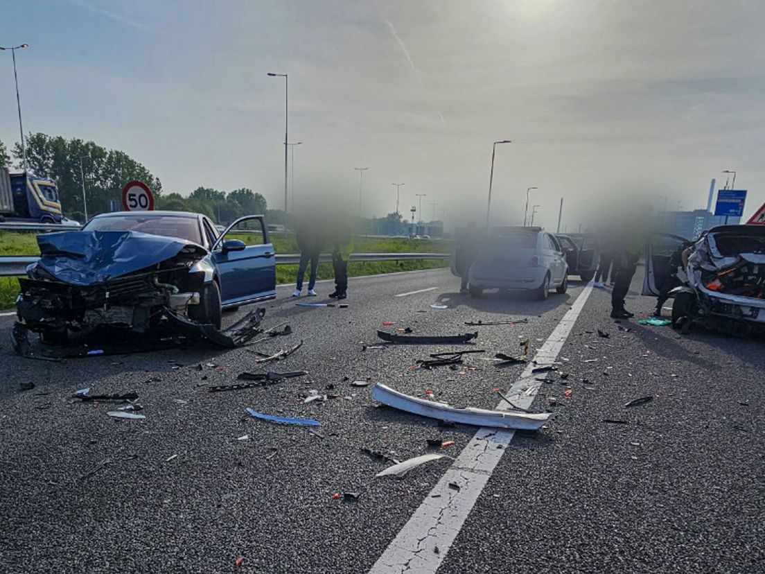 De ravage na het ongeluk op de A15 ter hoogte van knooppunt Benelux