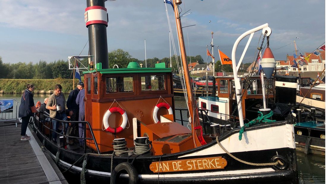 Bezoekers stappen aan boord van stoomsleepboot Jan de Sterke.