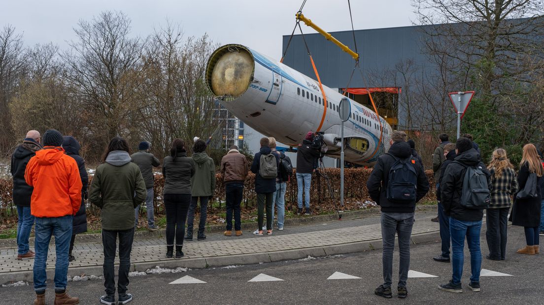 De Boeing 737 wordt de hangar ingeschoven