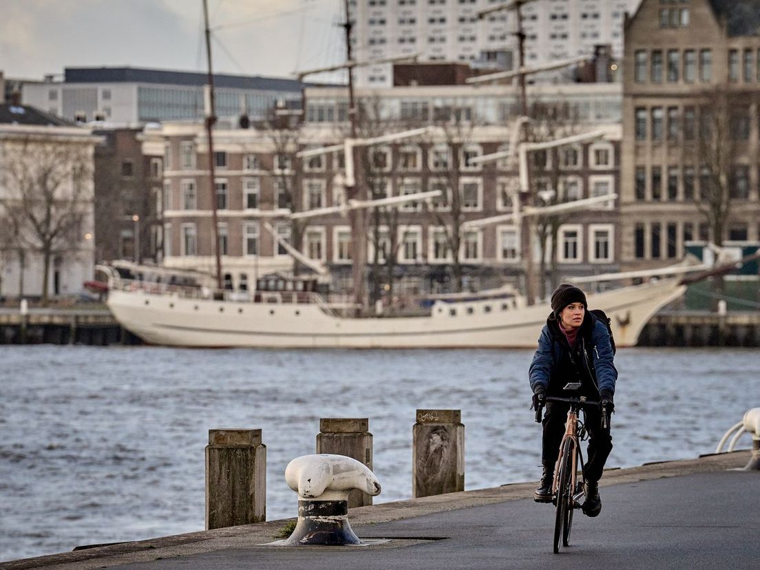 Hoofdpersoon Mel op de fiets