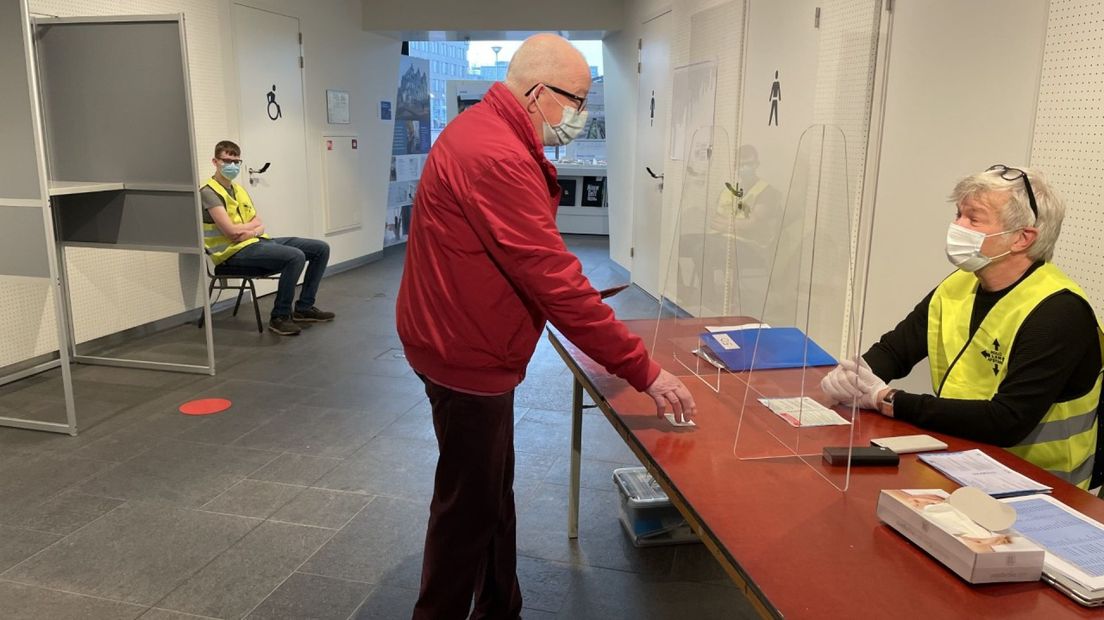 De eerste stemmers in Delft