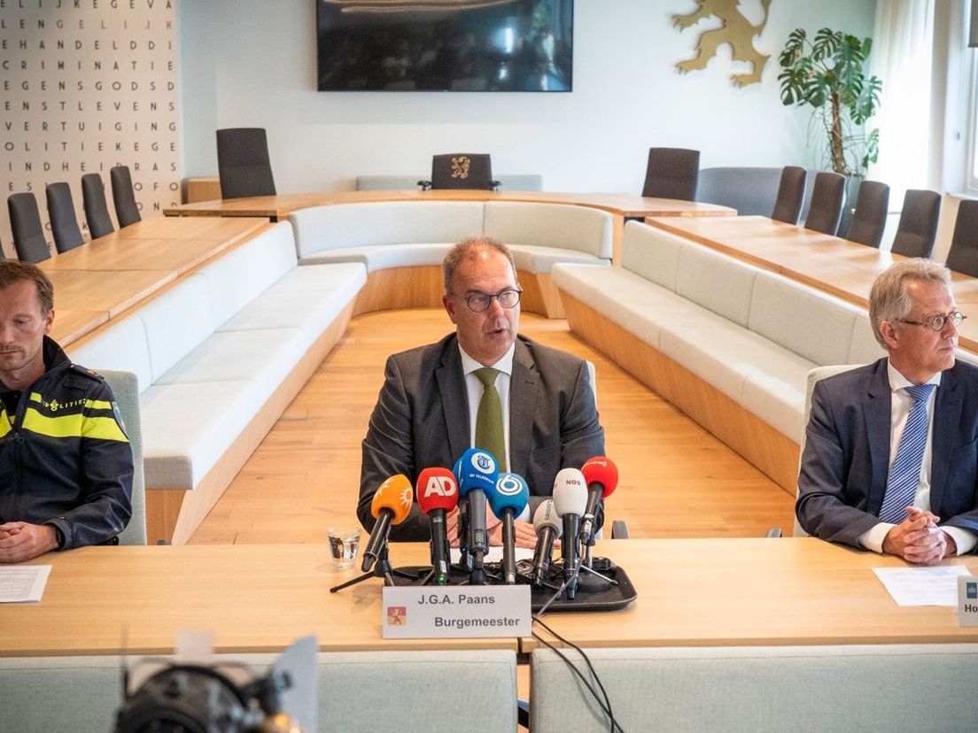 Burgemeeste Jaap Paans (midden) tijdens een persconferentie over 6 mei