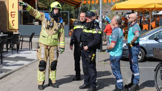 Brand op dakterras in centrum; omstander blust