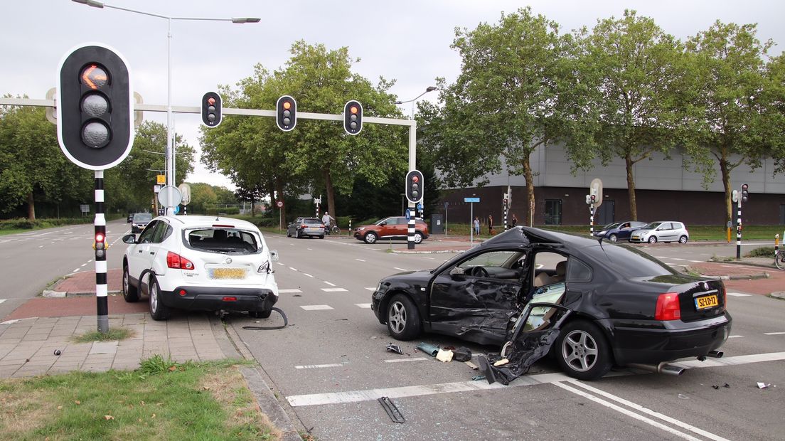 Auto's botsen op de Alvarezlaan in Terneuzen