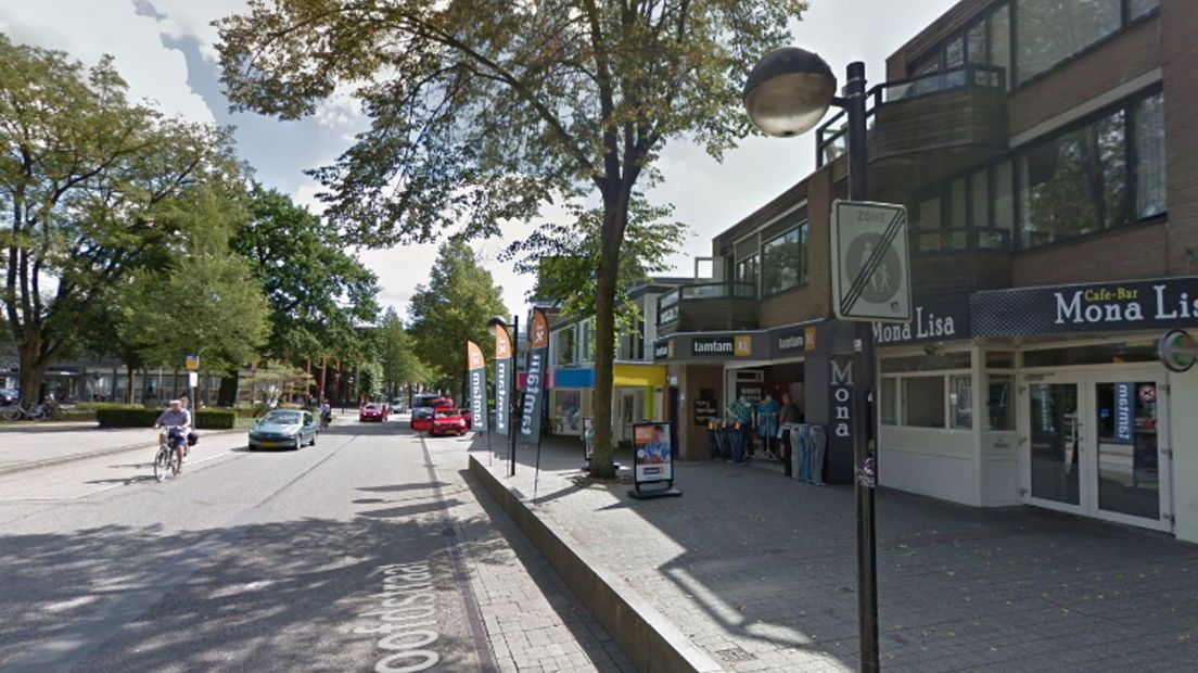De aanrijding gebeurde in de Hoofdstraat in Emmen (Rechten: Google Streetview)