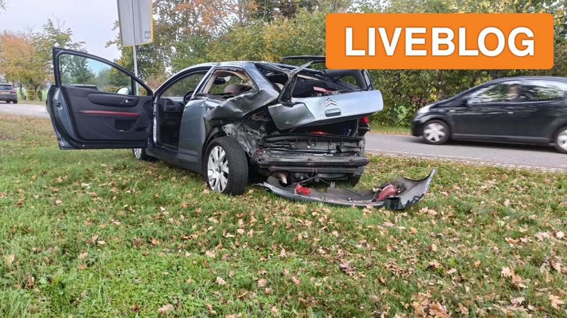 De auto waar het busje op botste.