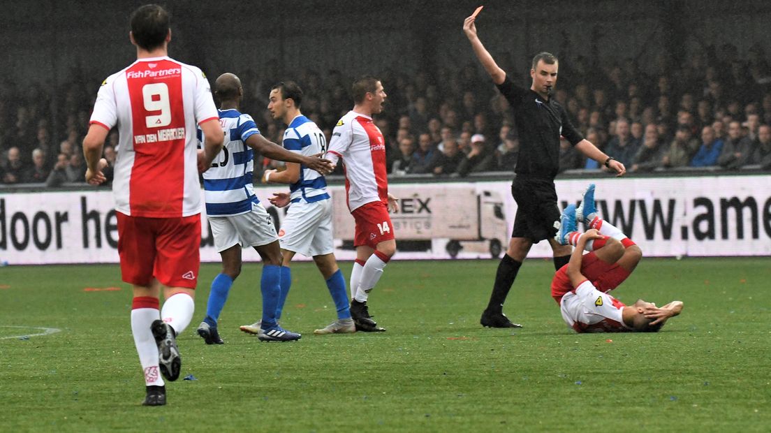 Selimi krijgt rood in de derby van 2019