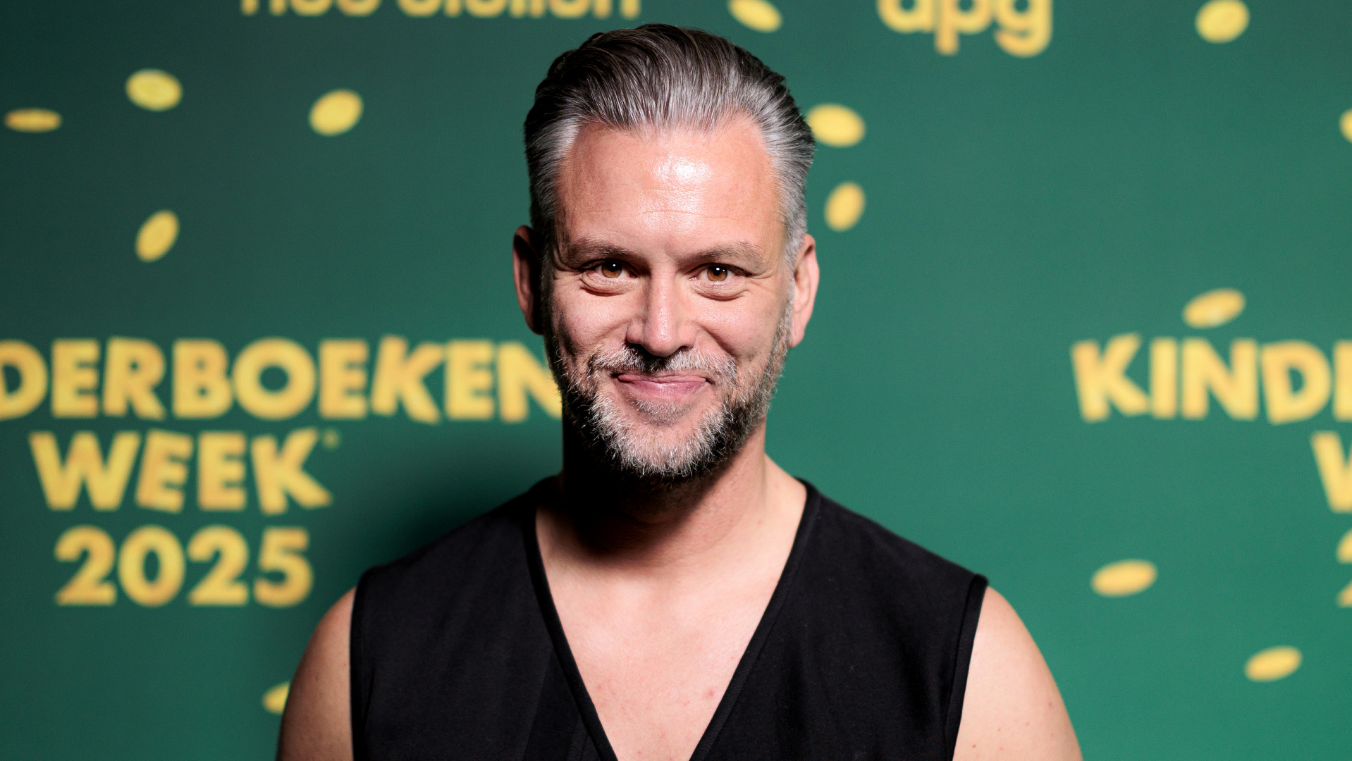 Kevin Hassing op de groene loper bij het Kinderboekenbal