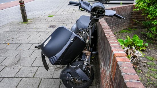 Scooterrijder gewond na aanrijding in Enschede. Scooterrijder gewond na aanrijding in Enschede.