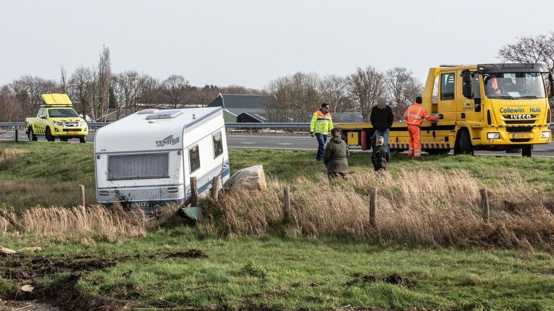 De caravan belandde in de greppel