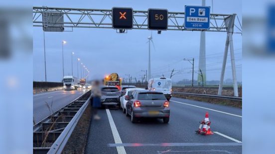 Kettingbotsing zorgt voor file op snelweg. Kettingbotsing zorgt voor file op snelweg.