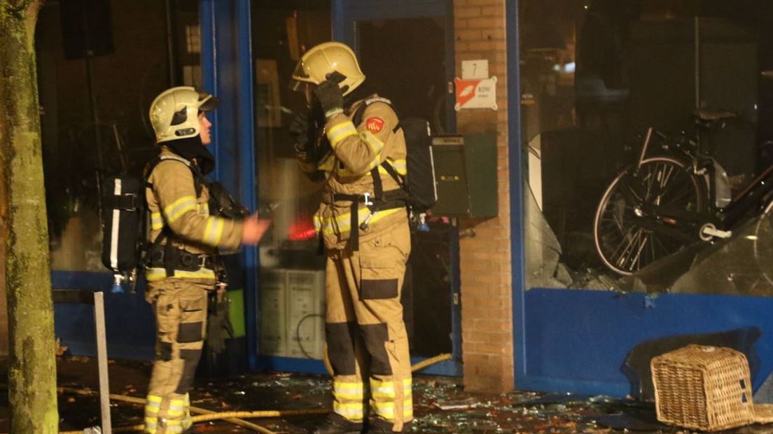 In een fietsenzaak in het centrum van Ede heeft zaterdagavond brand gewoed. Zo'n tien woningen boven de winkel aan de Notaris Fischerstraat werden ontruimd, meldt de brandweer.