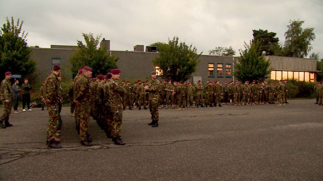 Militairen op de appelplaats (Rechten: RTV Drenthe/Jeroen Kelderman)