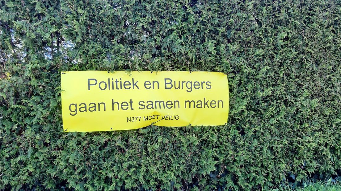 Omwonenden N377 voelen zich gehoord en plaatsten nieuwe spandoeken