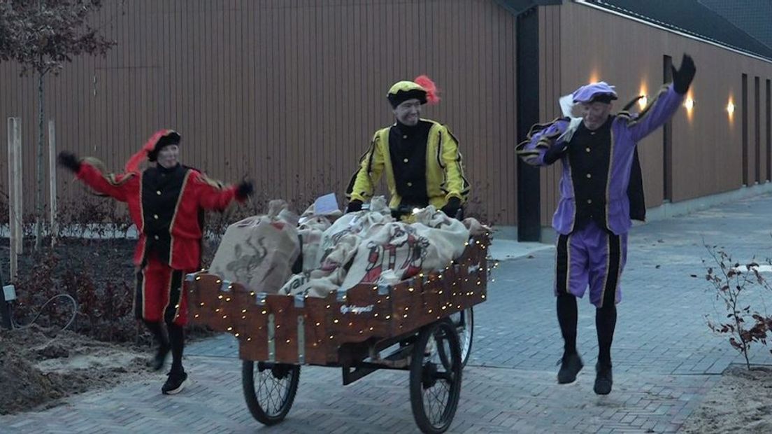 De Pieten onderweg met de bakfiets