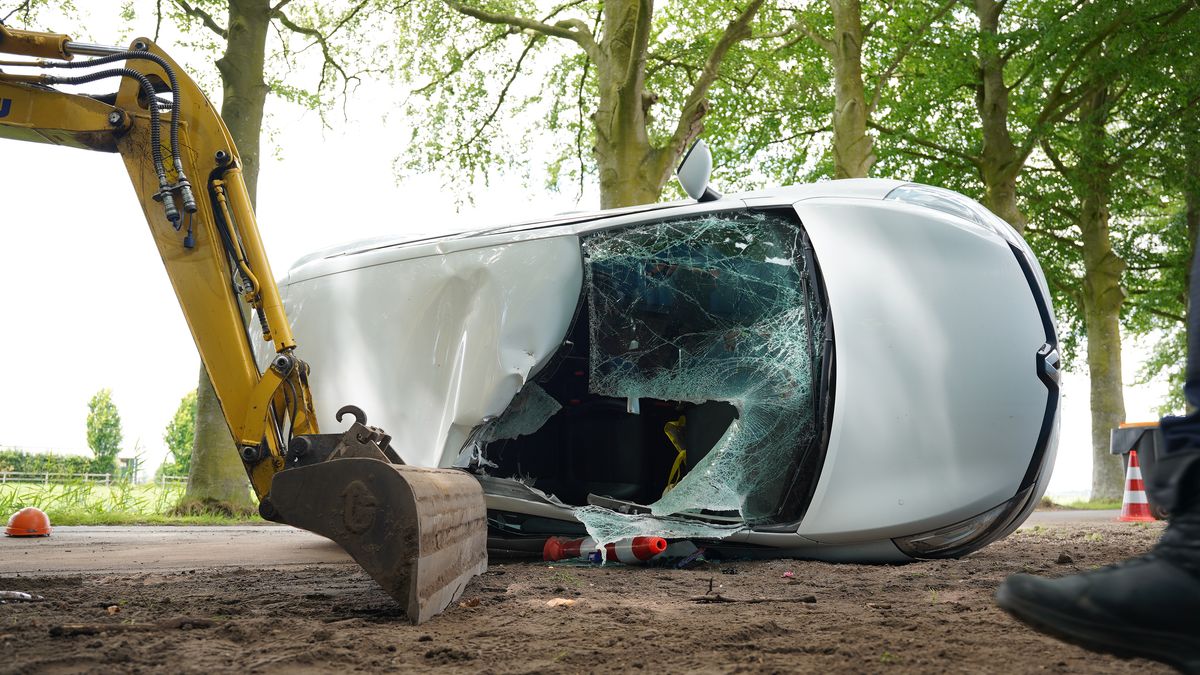 112 Nieuws: Auto meegesleurd door graafmachine | Brand in leegstaande woning Vroomshoop