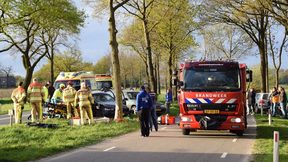 Auto van de weg en tegen boom op N337 tussen Herxen en Wijhe