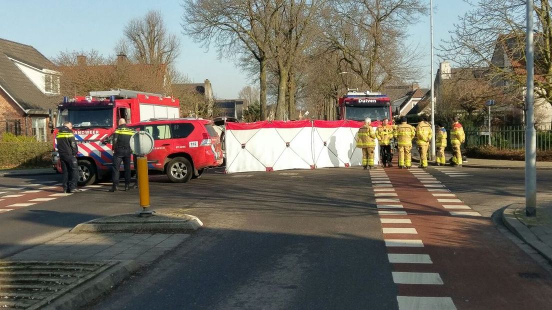 Een fietser is vanochtend om het leven gekomen bij een verkeersongeval in Duiven. Dat meldt de politie.