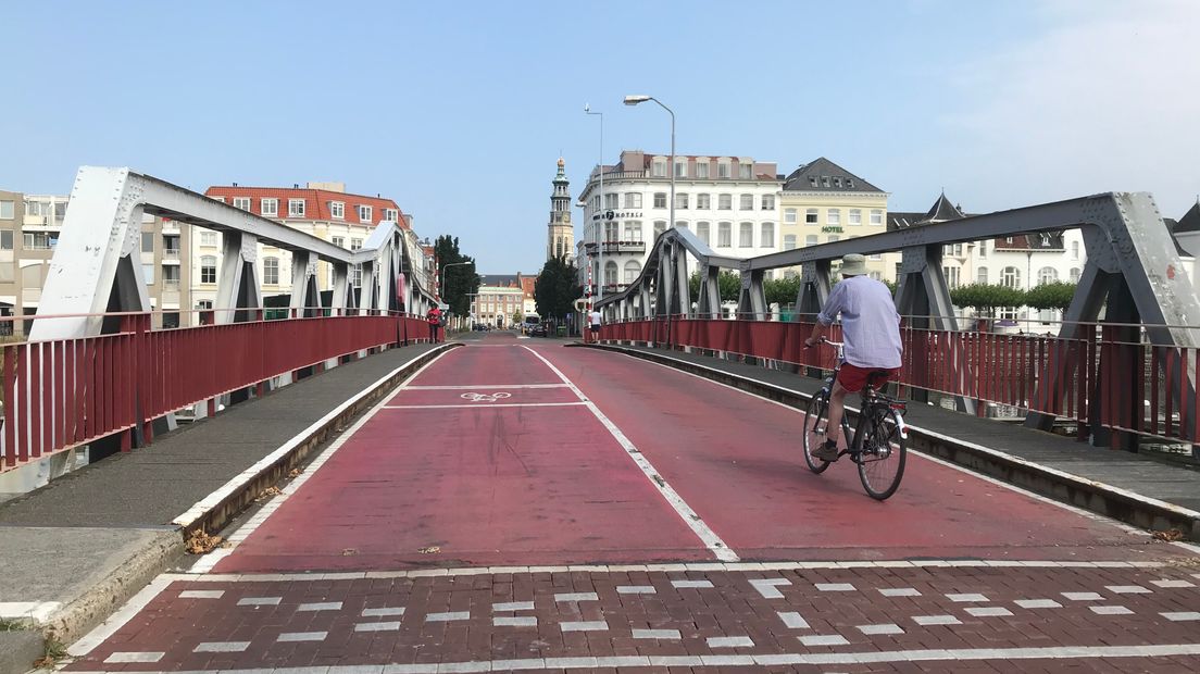De Stationsbrug in Middelburg loop bij hitte met regelmaat vast