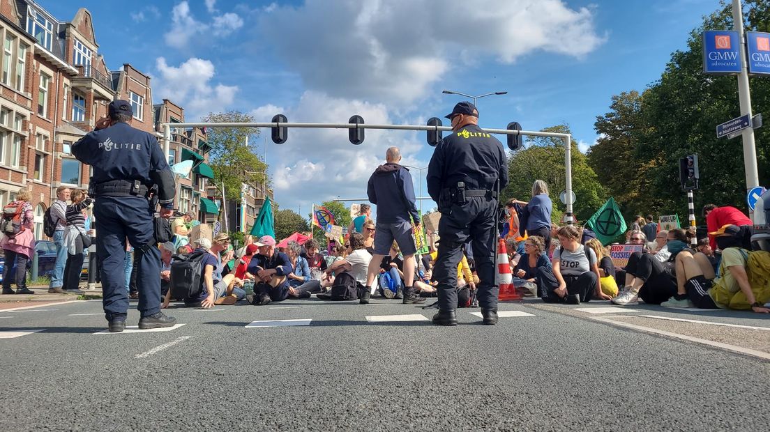 Actievoerders blokkeren Benoordenhoutseweg (N44)