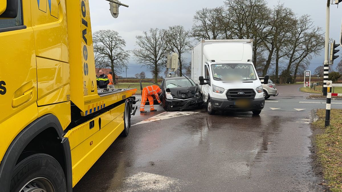 Automobilist bekneld na botsing op N35 bij Wierden