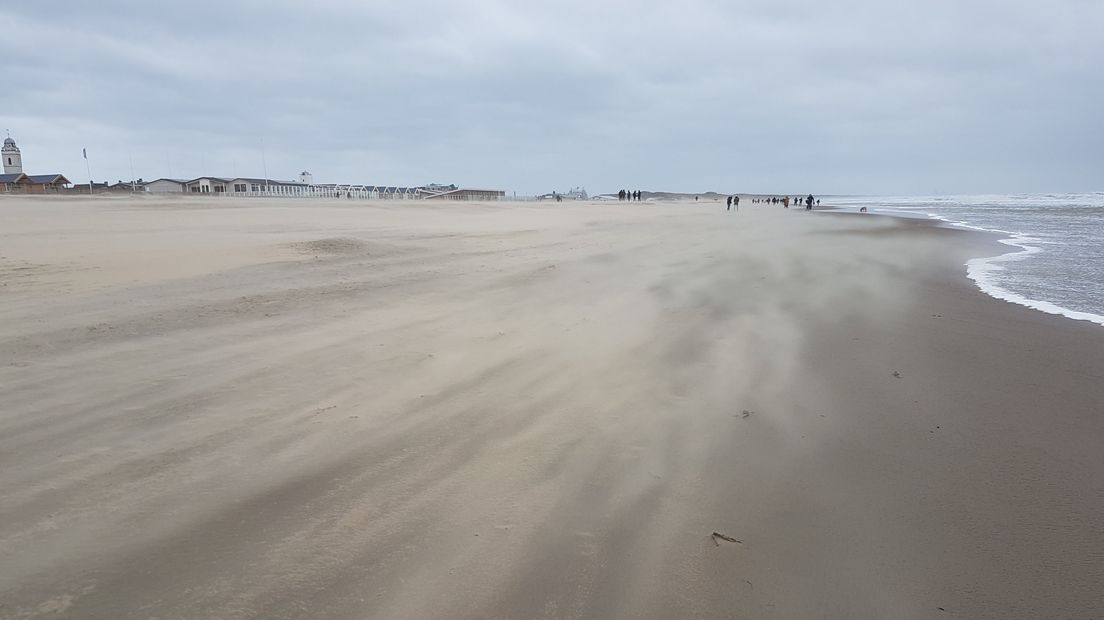 Storm op het strand van Katwijk