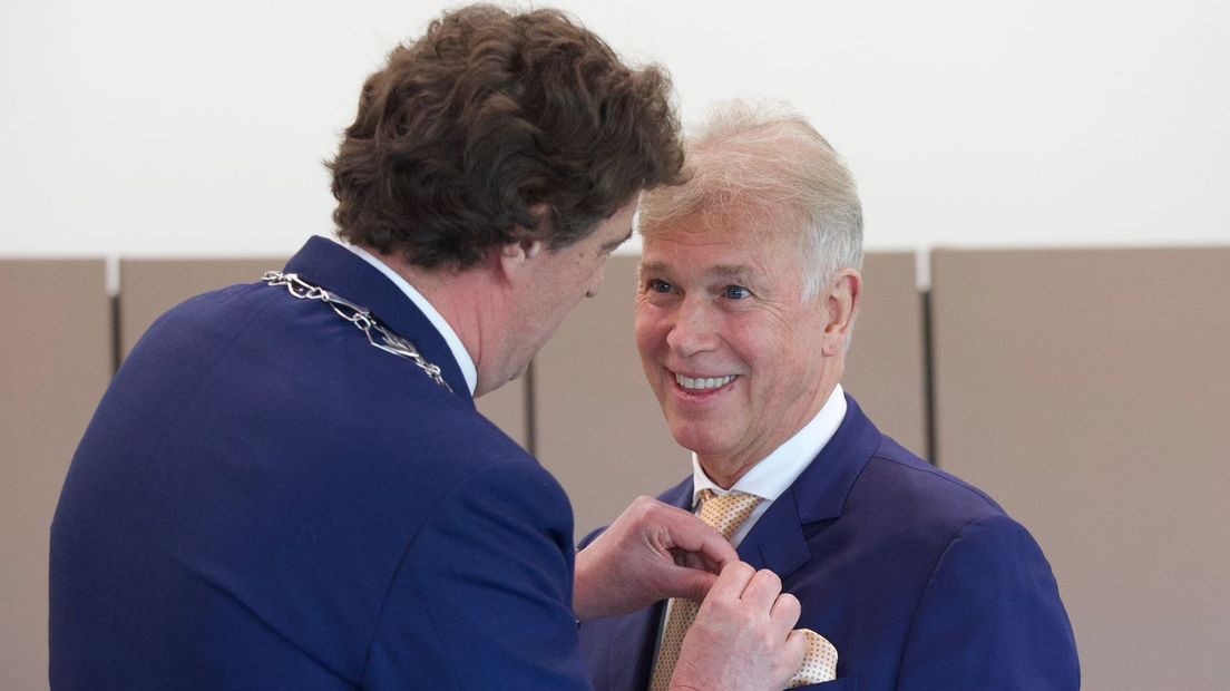Marcel Boekhoorn ontvangt het lintje van de burgemeester.