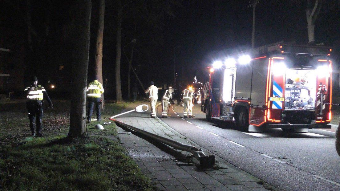 Twee lantaarnpalen werden geraakt (Rechten: Persbureau Meter)