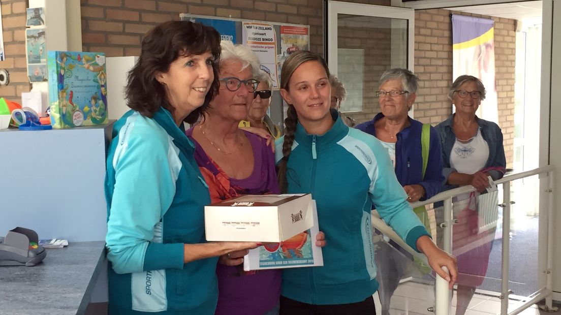 Trouwe bezoeker Riet Nijsse (midden) werd in het zonnetje gezet toen ze als veertigduizendste klant binnenstapte vanochtend.