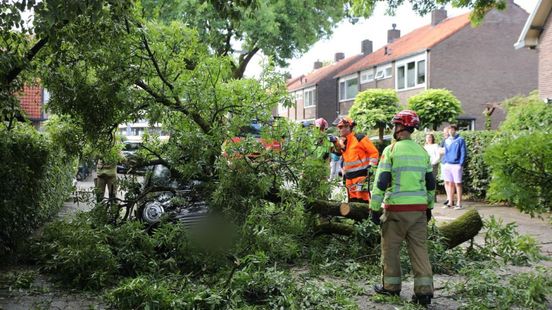 Auto's botsen • tak beschadigt auto