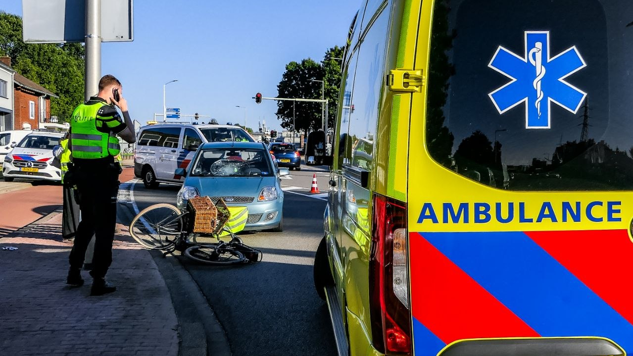 Een fietser is vanmiddag gewond geraakt bij een aanrijding met een auto in Enschede.