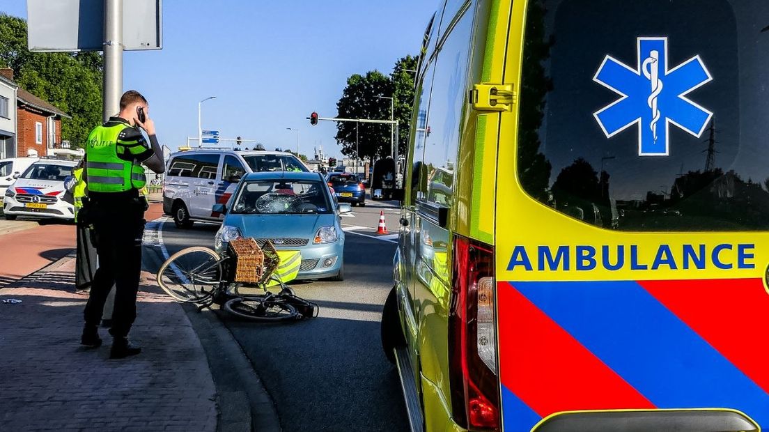 Een fietser is vanmiddag gewond geraakt bij een aanrijding met een auto in Enschede.