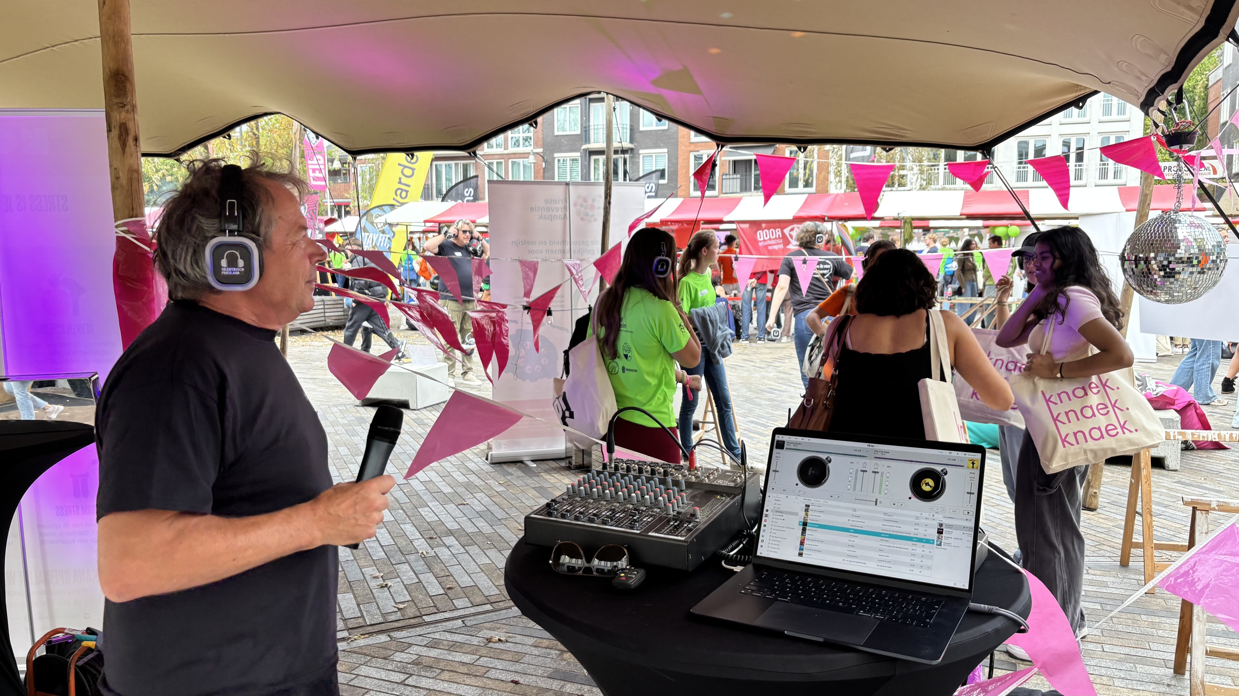 Silent disco bij de stand met aandacht voor mentale gezondheid