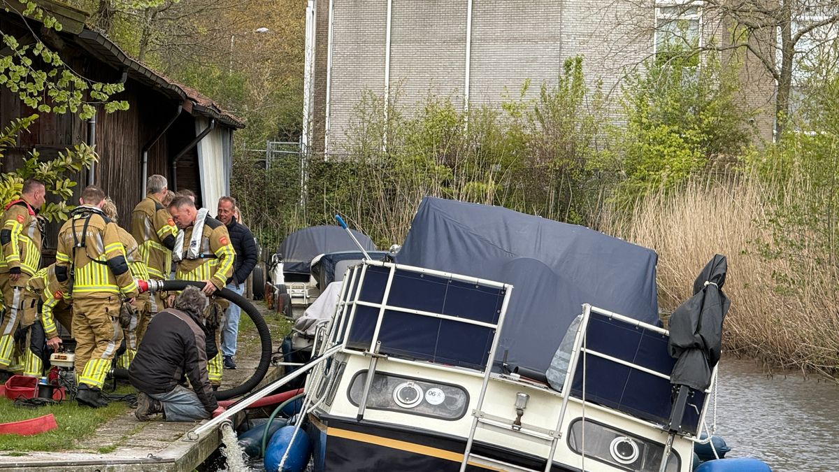 Brandweer in actie om zinkende boot in Burgum leeg te pompen