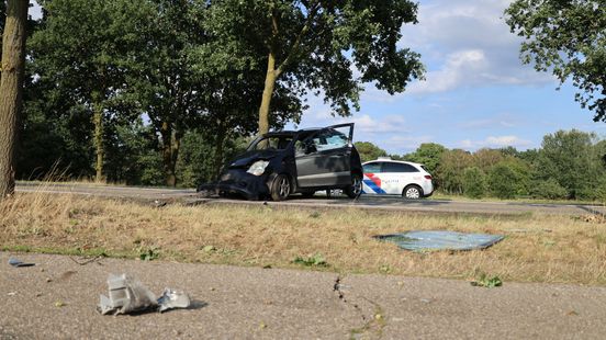 Voorruit vliegt uit auto na botsing tegen boom Home