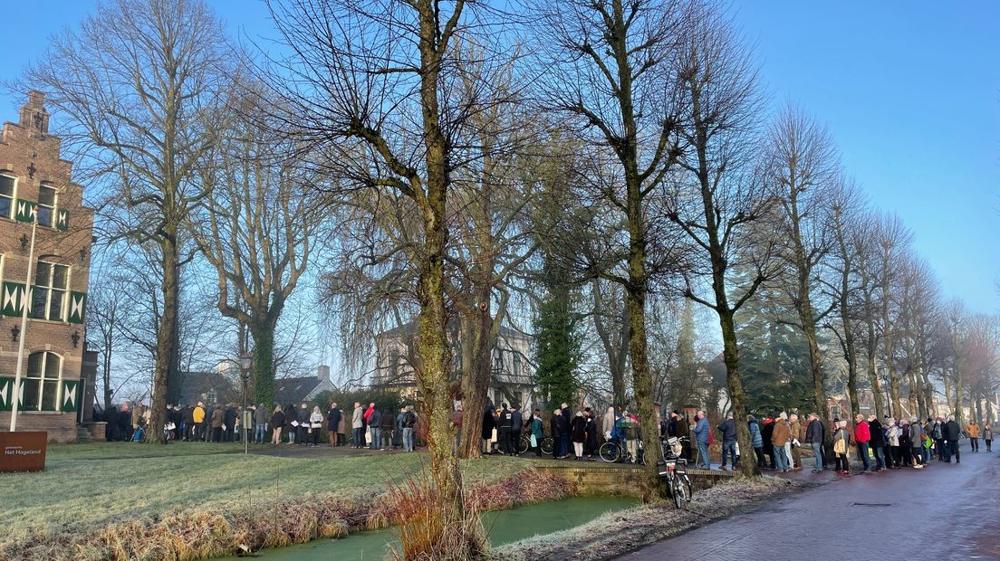 De lange wachtrij met mensen voor het gemeentehuis in Winsum die een aanvraag willen indienen bij SNN