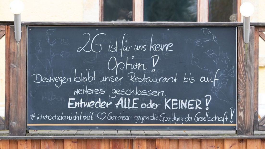 Een pub in Duitsland laat zien tegen de 2G-maatregel te zijn en de boel daarom gesloten te houden.