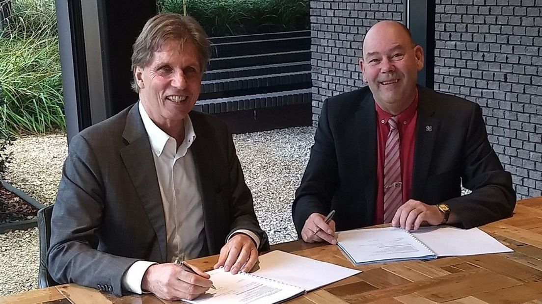 Wethouder Kraaijenbrink (r) tekent voor de grondverkoop aan projectontwikkelaar Focus (Rechten: gemeente Tynaarlo)