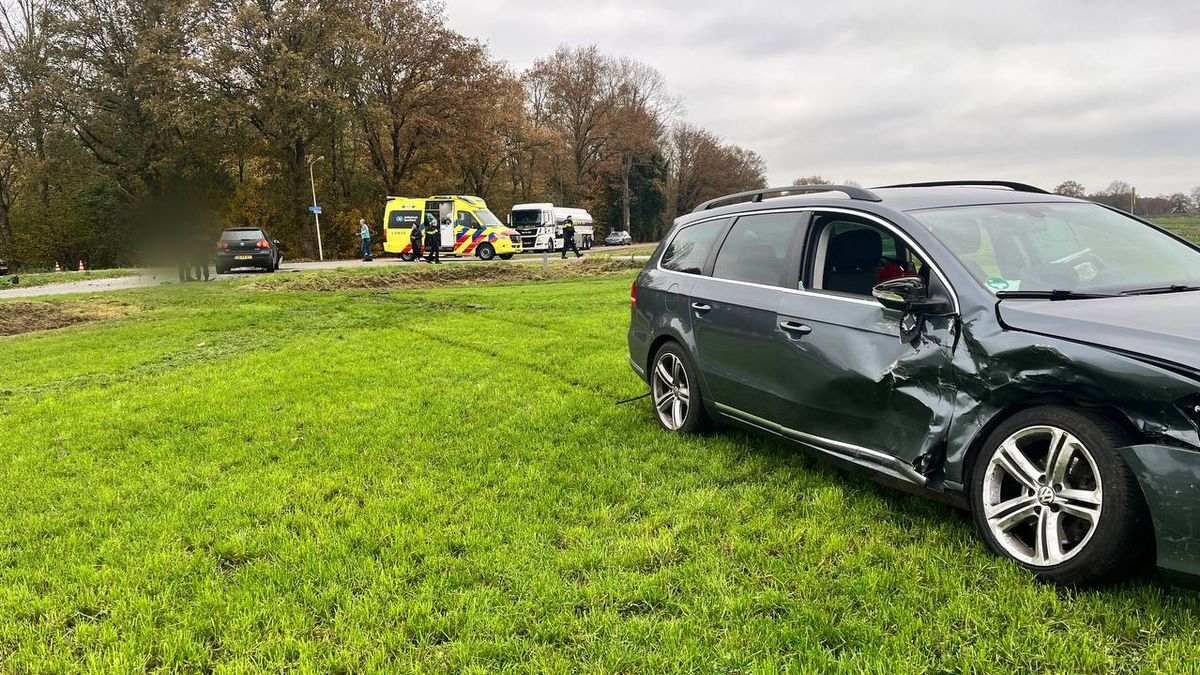 112 Nieuws: Veel schade bij botsing in Loozen | Ongeluk op fietssnelweg Hengelo