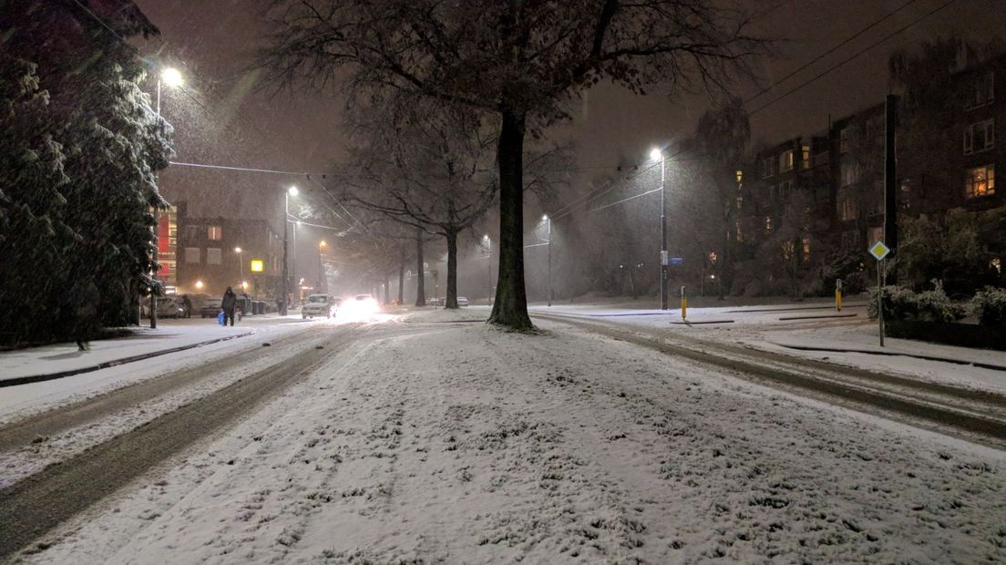 Gelderland ontwaakt vrijdag in een witte wereld. Het heeft in de nacht van donderdag op vrijdag gesneeuwd. Op de meeste plekken in onze provincie ligt een centimeter of twee, drie.