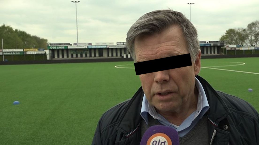 Derks meldde zich zelf op het politiebureau.