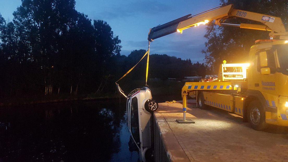 De auto is uit het water getakeld (Rechten: Persbureau Meter)