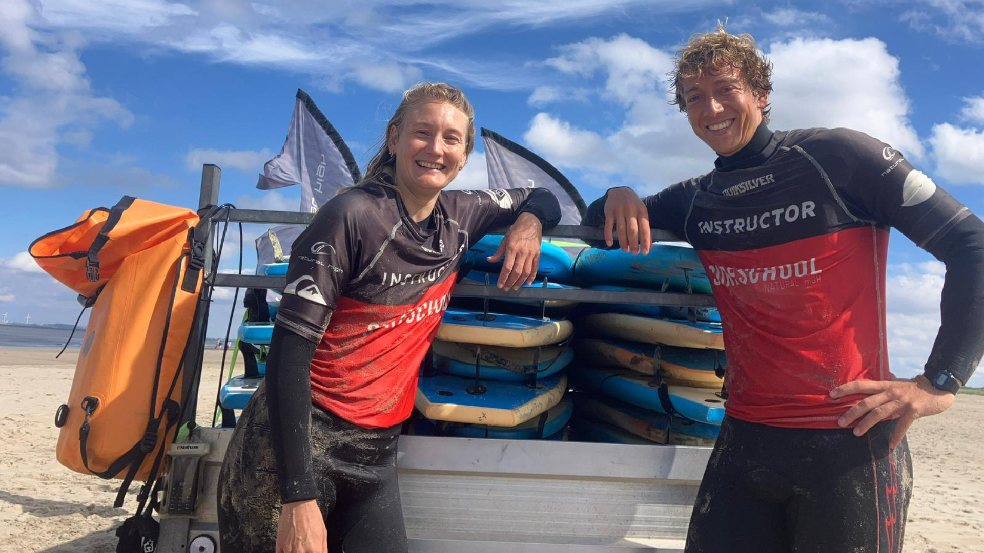 Lisa als surfinstructeur op het strand van Ouddorp.
