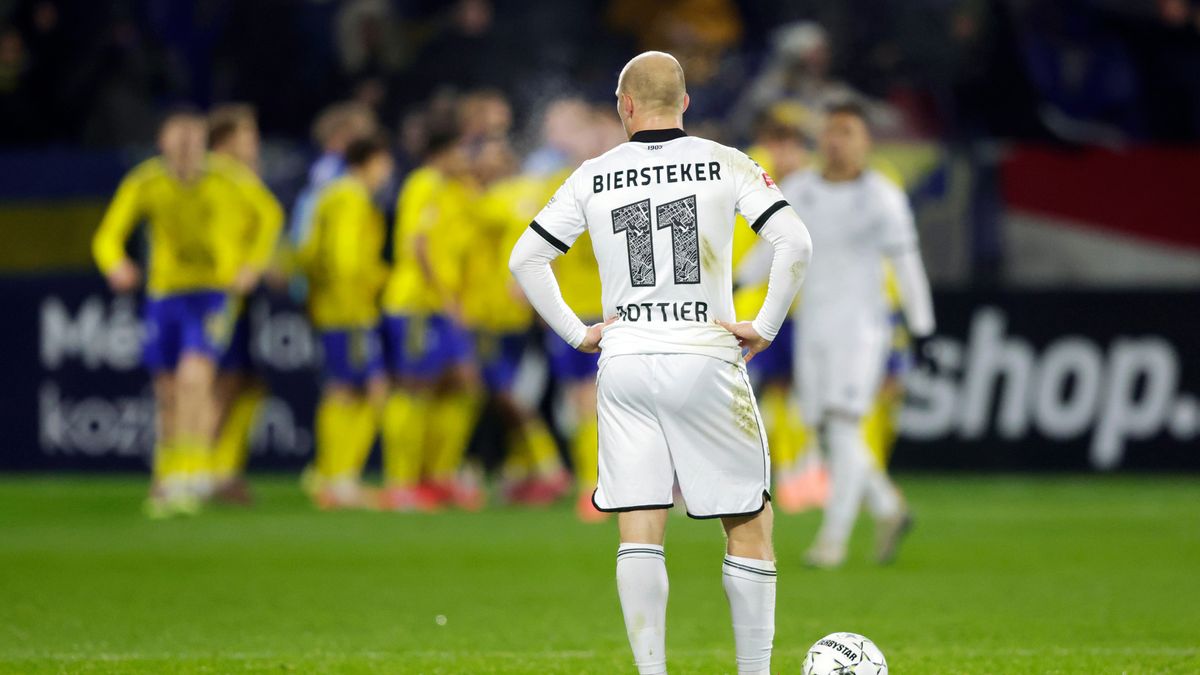 ADO gaat verliezen van Cambuur, wedstrijd ontsierd door ADO-fans die vuurwerk gooien