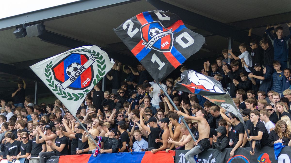 2000 mensen bij voetbalderby vol vuurwerk, fakkels en spandoeken: 'Sfeer zit er goed in'