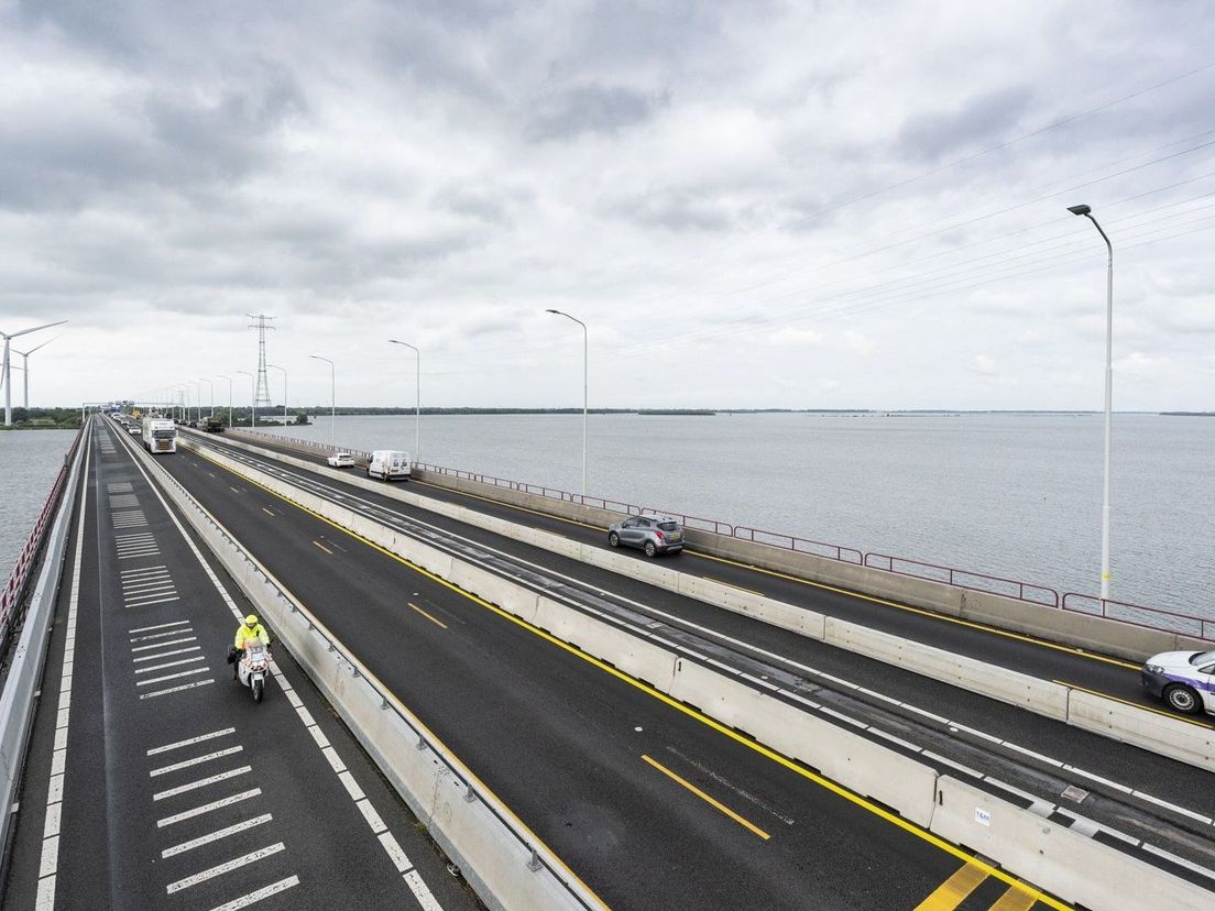 De Haringvlietbrug met aangepaste rijstroken.