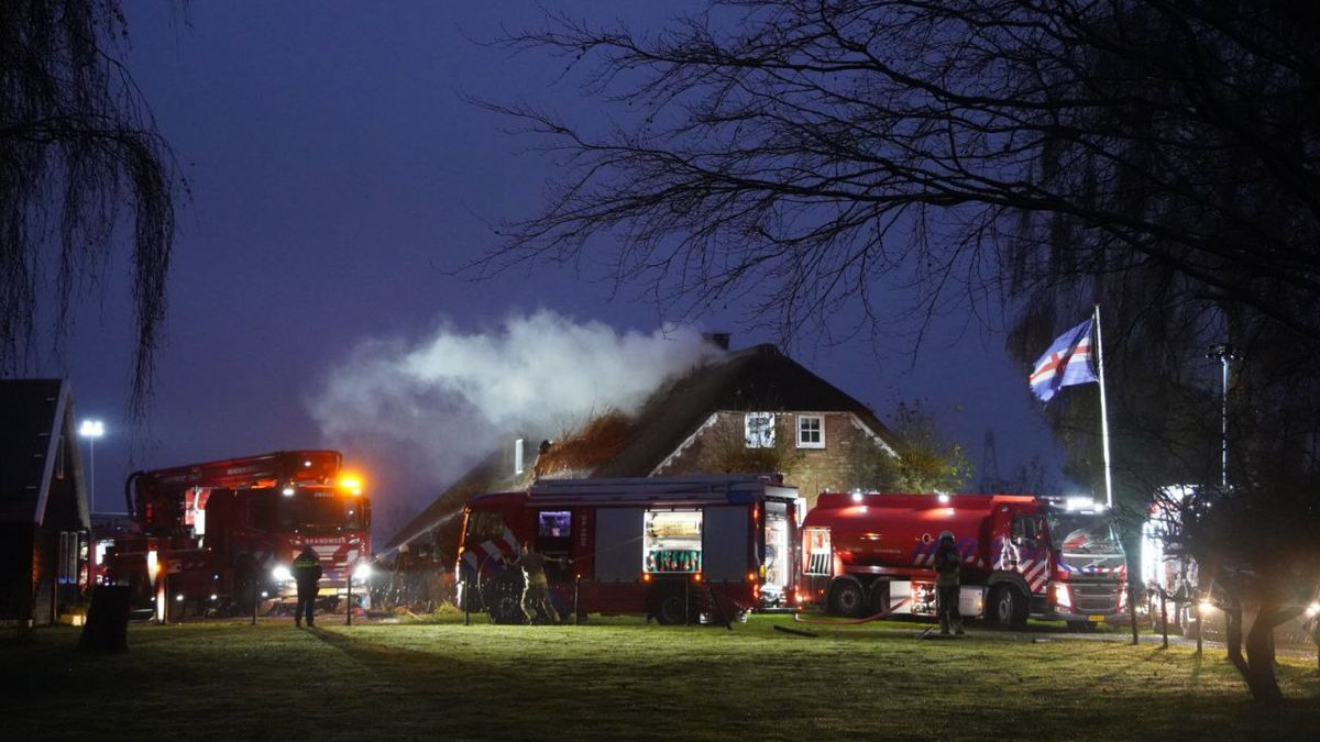 Rieten dak van woning in Hasselt in brand