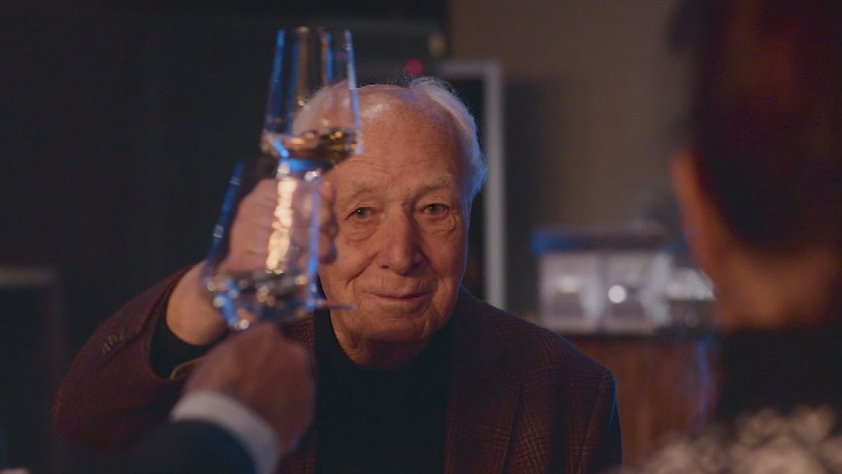 Riemer van der Velde wordt verrast voor 85e verjaardag: 